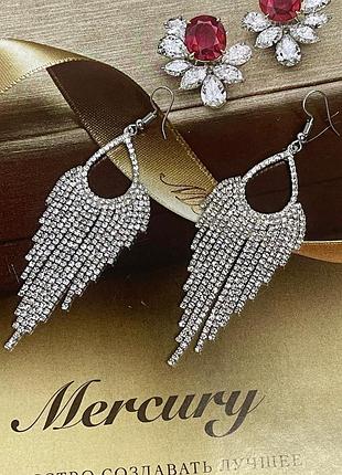 Красивые серьги капли кисточками с камнями серебристые