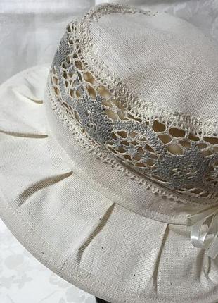 Льняная  шляпа с кружевами и драппированными полями