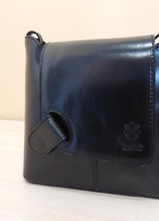 Молодежная кожаная сумка из италии. черная