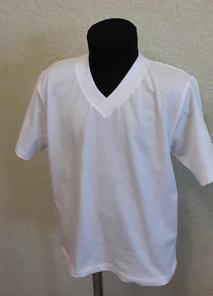 Біла футболка.