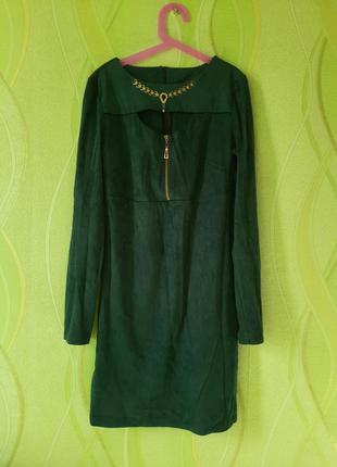 Стильное зеленое изумрудное замшевое платье коротеое с украшением молнией модное красивое