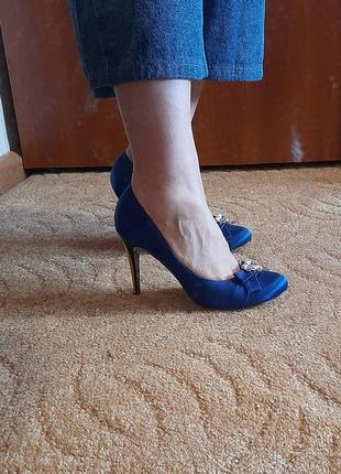 Синие атласные туфли на высоких каблуках4 фото