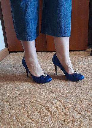 Синие атласные туфли на высоких каблуках3 фото