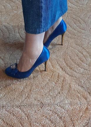 Синие атласные туфли на высоких каблуках2 фото