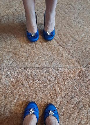 Синие атласные туфли на высоких каблуках5 фото