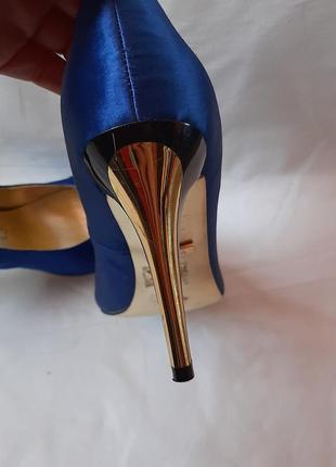 Синие атласные туфли на высоких каблуках6 фото