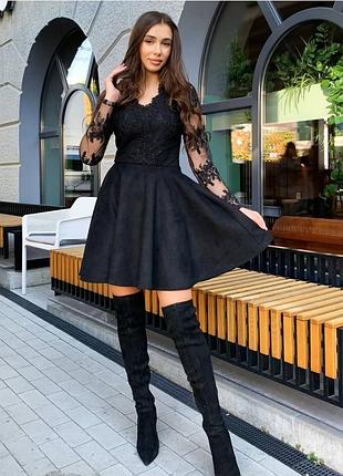 Стильное черное замшевое платье с гипюром модное короткое