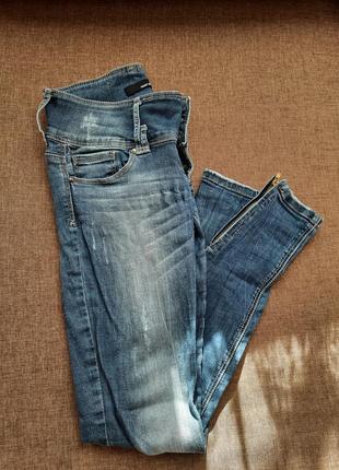 Стильні сині джинси скіні зауженые з блискавкою потертостями модні