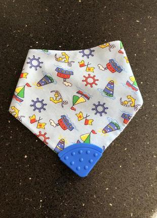 Слюнявчик с силиконовым грызунком.