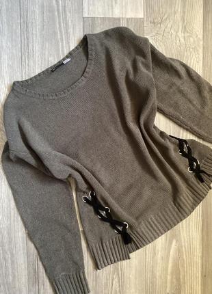 Стильный джемпер свитер хаки на шнуровке4 фото