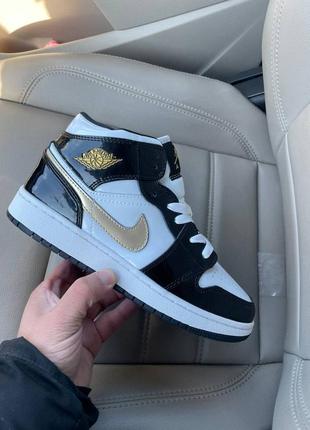 Шикарные женские высокие кроссовки nike air jordan 1 retro lacquered чёрно-белые лак