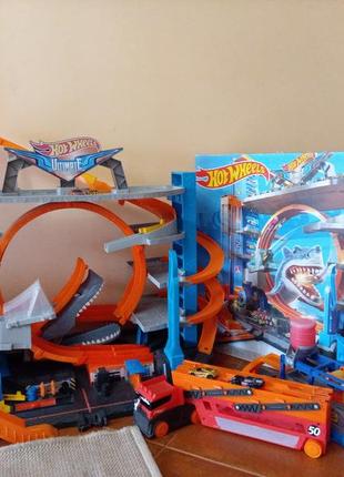 Одним лотом:  легендарный гараж hot wheels, мойка, перевозчик