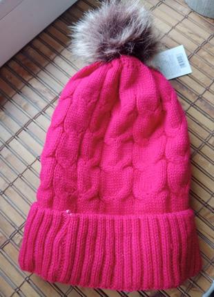 Теплая шапка малинового цвета1 фото