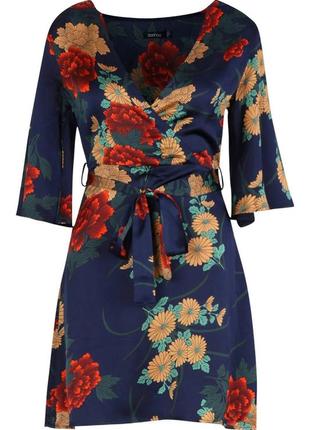 Сатинова міні сукня в квітковий принт на запах з паском v виріз декольте