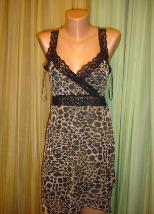 Платье с кружевом удлиненной спинкой