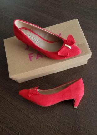 Шикарные замшевые туфли лодочки на низком каблуке красные туфли нарядные6 фото