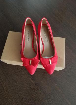 Шикарные замшевые туфли лодочки на низком каблуке красные туфли нарядные7 фото
