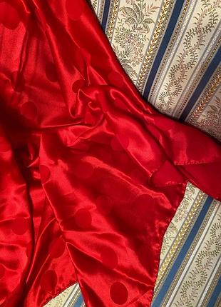 Великий червоний шовковий хустку