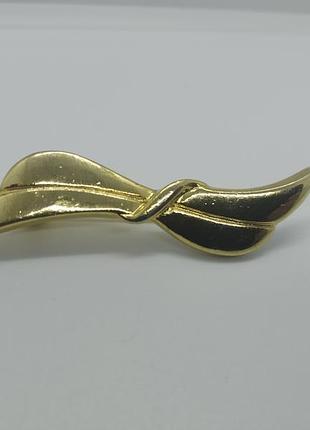 Интересная брошь золотого цвета