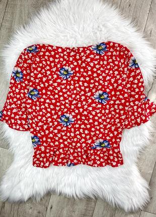 Красная укороченная блуза со стяжкой в цветочный принт 1+1=33 фото