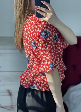 Красная укороченная блуза со стяжкой в цветочный принт 1+1=310 фото