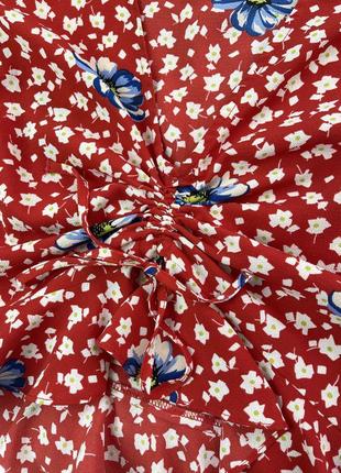 Красная укороченная блуза со стяжкой в цветочный принт 1+1=39 фото