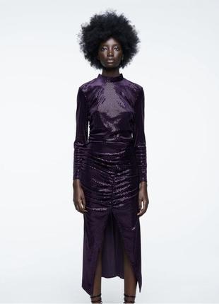 Оксамитове плаття з блискучими деталями