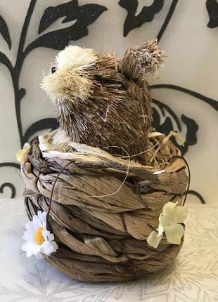 Пасхальный кролик в корзине