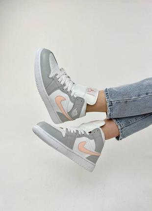 Шикарні жіночі високі кросівки nike air jordan 1 retro сірі з білим персикові5 фото