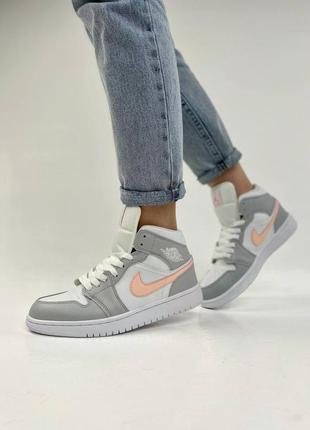 Шикарные женские высокие кроссовки nike air jordan 1 retro серые с белым персиковые7 фото