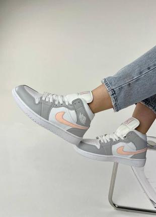 Шикарные женские высокие кроссовки nike air jordan 1 retro серые с белым персиковые9 фото