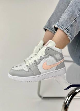 Шикарные женские высокие кроссовки nike air jordan 1 retro серые с белым персиковые