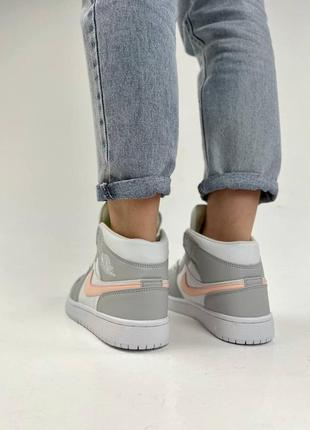 Шикарные женские высокие кроссовки nike air jordan 1 retro серые с белым персиковые10 фото