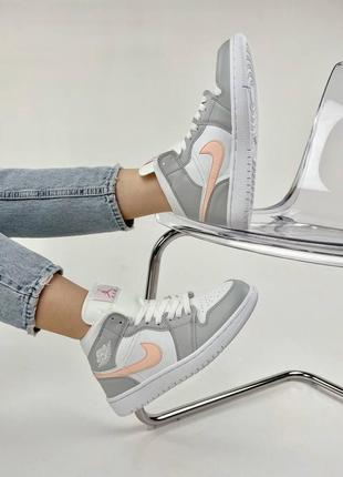 Шикарные женские высокие кроссовки nike air jordan 1 retro серые с белым персиковые2 фото