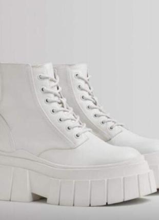 Белые ботинки,ботинки bershka.1 фото