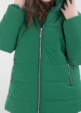 Стильная зеленая осенняя весенняя демисезон куртка с капюшоном большой размер батал3 фото