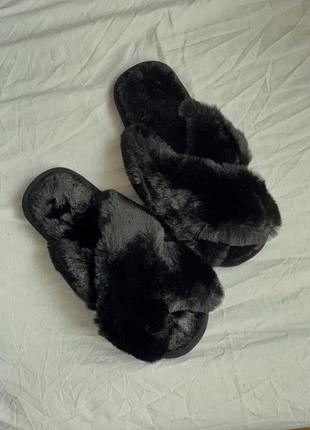 Чёрные пушистые домашние тапочки