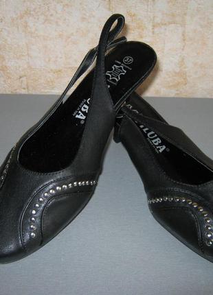 Босоніжки із заклепками "piluba", на середньому каблуці р. 37 ,італія.