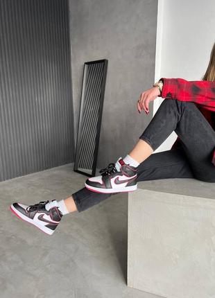 Nike jordan 1 mid black red white новинка брендовые кроссовки найк джордан черно белые на красной подошве тренд чорні червоні унісекс кросівки3 фото