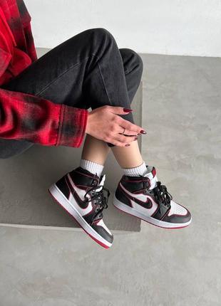 Nike jordan 1 mid black red white новинка брендовые кроссовки найк джордан черно белые на красной подошве тренд чорні червоні унісекс кросівки9 фото