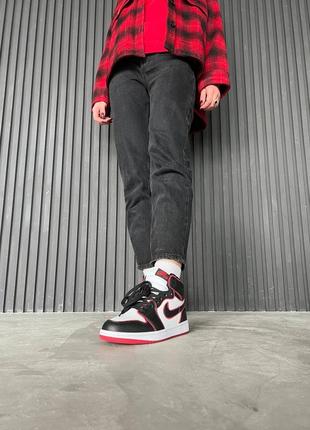 Nike jordan 1 mid black red white новинка брендовые кроссовки найк джордан черно белые на красной подошве тренд чорні червоні унісекс кросівки7 фото