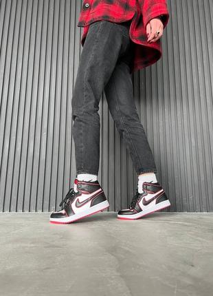 Nike jordan 1 mid black red white новинка брендовые кроссовки найк джордан черно белые на красной подошве тренд чорні червоні унісекс кросівки8 фото