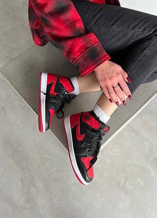 Nike jordan 1 mid black red брендові кросівки найк джордан червоні чорні жіночі новинка тренд весна літо осінь червоні чорні жіночі кросівки