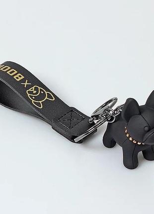 Стильный черный брелок мопс - французский бульдог