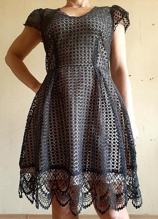 Красивейшее платье из черного кружева на бежевом чехле