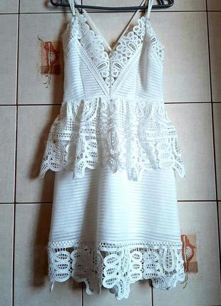 Шикарное белое платье с открытой спиной с декором из кружева6 фото