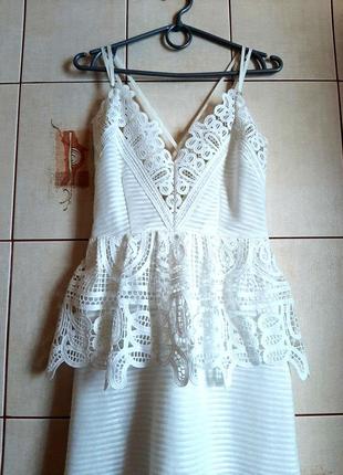 Шикарное белое платье с открытой спиной с декором из кружева7 фото