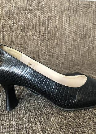 Туфлі з квадратним носком