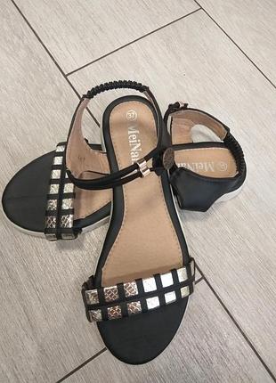 Жіночі босоніжки чорні, золото 37, 39 41 розмір