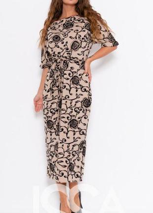 Бежевое офисное платье с фактурными черными розами